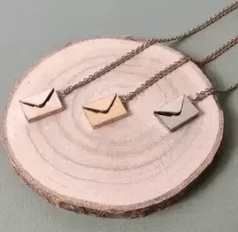 Collier lettre d'amour romantique